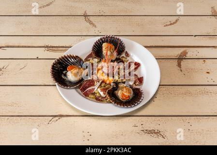 Un piatto meraviglioso di capesante con prosciutto jabugo, fagioli dolci e gamberi Foto Stock