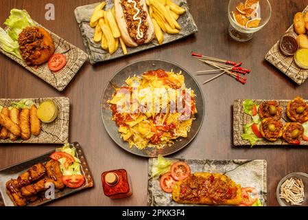 Set di ricette latine, hot dog, tamales, patate farcite, hamburger, barrette di formaggio, empanadas Foto Stock