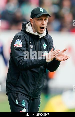 Magonza, Germania. 08th Apr, 2023. Calcio: Bundesliga, FSV Mainz 05 - Werder Bremen, Giornata 27, Mewa Arena. L'allenatore di Brema Ole Werner applaude. Credit: Uwe Anspach/dpa - NOTA IMPORTANTE: In conformità ai requisiti della DFL Deutsche Fußball Liga e del DFB Deutscher Fußball-Bund, è vietato utilizzare o utilizzare fotografie scattate nello stadio e/o della partita sotto forma di sequenze di immagini e/o serie di foto simili a video./dpa/Alamy Live News Foto Stock