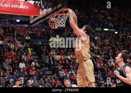 Milano, Italia, Italia. 7th Apr, 2023. Italia, Milano, apr 7 2023: Oriol Pauli (guardia di Barcellona) salta in alto per una punk nel 4th° trimestre durante la partita di basket EA7 Emporio Armani Milano vs FC Barcelona, Eurolega 2022-2023 round33 (Credit Image: © Fabrizio Bertani/Pacific Press via ZUMA Press Wire) SOLO PER USO EDITORIALE! Non per USO commerciale! Credit: ZUMA Press, Inc./Alamy Live News Foto Stock