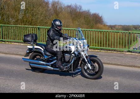 2009 Black SUZUKI Vz 800 ZK9 V Twin 805 cc Cruiser Motorcycle; ponte autostradale a Greater Manchester, Regno Unito Foto Stock