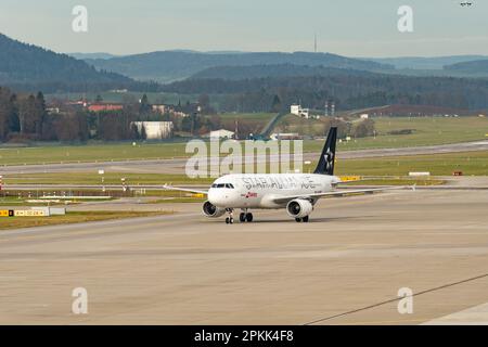 Zurigo (Svizzera), 2 gennaio 2023 le compagnie aeree internazionali svizzere Star Alliance Airbus A320-214 sono soggette a tassazione Foto Stock