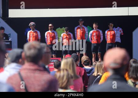 Amorebieta-Etxano, Euskadi, Spagna. 7th Apr, 2023. Ekin, Spagna, 07th aprile 2023: I piloti Cofidis nella presentazione della squadra durante la 5th tappa del Paese Basco Itzulia 2023 tra Ekin e Amorebieta-Etxano, il 07 aprile 2023, a Ekin, Spagna. (Credit Image: © Alberto Brevers/Pacific Press via ZUMA Press Wire) SOLO PER USO EDITORIALE! Non per USO commerciale! Credit: ZUMA Press, Inc./Alamy Live News Foto Stock