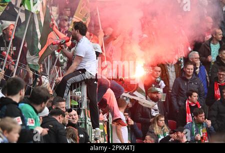 Magonza, Germania. 08th Apr, 2023. Calcio: Bundesliga, FSV Mainz 05 - Werder Bremen, Giornata 27, Mewa Arena, i tifosi di Brema si accendono. Credit: Torsten Silz/dpa - NOTA IMPORTANTE: In conformità ai requisiti della DFL Deutsche Fußball Liga e del DFB Deutscher Fußball-Bund, è vietato utilizzare o utilizzare fotografie scattate nello stadio e/o della partita sotto forma di sequenze di immagini e/o serie di foto simili a video./dpa/Alamy Live News Foto Stock