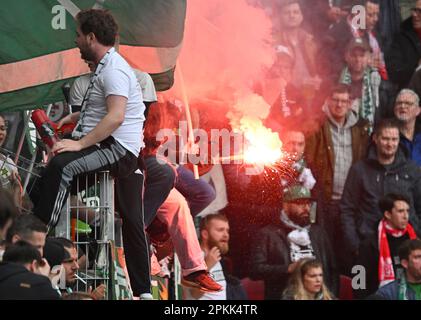 Magonza, Germania. 08th Apr, 2023. Calcio: Bundesliga, FSV Mainz 05 - Werder Bremen, Giornata 27, Mewa Arena, i tifosi di Brema si accendono. Credit: Torsten Silz/dpa - NOTA IMPORTANTE: In conformità ai requisiti della DFL Deutsche Fußball Liga e del DFB Deutscher Fußball-Bund, è vietato utilizzare o utilizzare fotografie scattate nello stadio e/o della partita sotto forma di sequenze di immagini e/o serie di foto simili a video./dpa/Alamy Live News Foto Stock