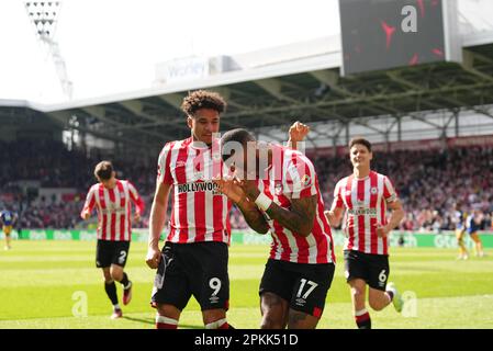 Ivan Toney di Brentford (seconda a destra) celebra il punteggio del gol di apertura dal punto di penalità con il compagno di squadra Kevin Schade durante la partita della Premier League al GTECH Community Stadium, Londra. Data immagine: Sabato 8 aprile 2023. Foto Stock