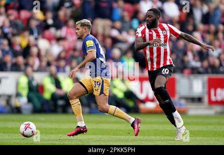 Bruno Guimaraes del Newcastle United batte per la palla con Josh Daisilva di Brentford durante la partita della Premier League al GTECH Community Stadium, Londra. Data immagine: Sabato 8 aprile 2023. Foto Stock