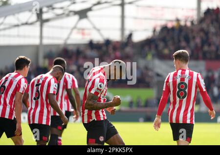 Ivan Toney di Brentford (seconda a destra) celebra il punteggio del gol di apertura dal punto di penalità con il compagno di squadra Kevin Schade durante la partita della Premier League al GTECH Community Stadium, Londra. Data immagine: Sabato 8 aprile 2023. Foto Stock