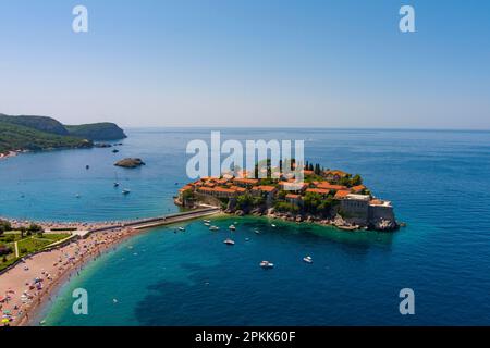 Montenegro. Mare Adriatico. Isola e spiaggia di Sveti Stefan. Estate. Tempo soleggiato. Alta stagione. Un luogo turistico molto popolare. Drone. Vista aerea Foto Stock