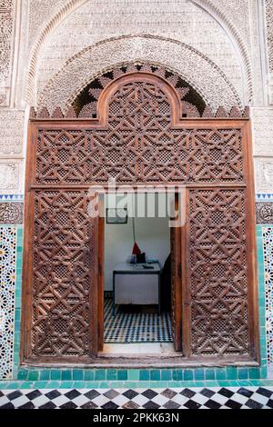 Guardando attraverso una porta ad arco a al-Attarine Madrasa in Fez Marocco Foto Stock