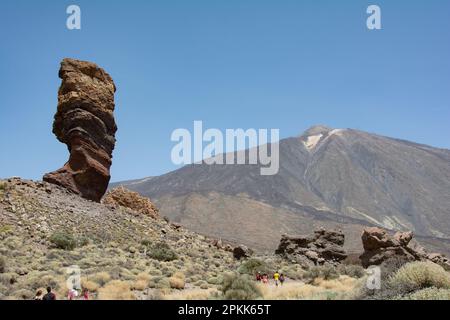 La roccia vulcanica Roque Cinchado a forma bizzarroe nel Parco Nazionale del Teide sull'Isola delle Canarie di Tenerife, Spagna. Con vista sul Monte Teide An Foto Stock