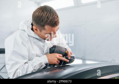Concentrato sul lavoro. L'uomo in uniforme è nel servizio auto Foto Stock