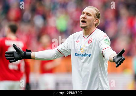 Magonza, Germania. 08th Apr, 2023. Calcio: Bundesliga, FSV Mainz 05 - Werder Bremen, Giornata 27, Mewa Arena. Il portiere Robin Zentner di Magonza gesta. Credit: Uwe Anspach/dpa - NOTA IMPORTANTE: In conformità ai requisiti della DFL Deutsche Fußball Liga e del DFB Deutscher Fußball-Bund, è vietato utilizzare o utilizzare fotografie scattate nello stadio e/o della partita sotto forma di sequenze di immagini e/o serie di foto simili a video./dpa/Alamy Live News Foto Stock