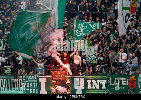 Magonza, Germania. 08th Apr, 2023. Calcio: Bundesliga, FSV Mainz 05 - Werder Bremen, Giornata 27, Mewa Arena. I fan di Brema scappano dal fuoco bengala. Credit: Uwe Anspach/dpa - NOTA IMPORTANTE: In conformità ai requisiti della DFL Deutsche Fußball Liga e del DFB Deutscher Fußball-Bund, è vietato utilizzare o utilizzare fotografie scattate nello stadio e/o della partita sotto forma di sequenze di immagini e/o serie di foto simili a video./dpa/Alamy Live News Foto Stock