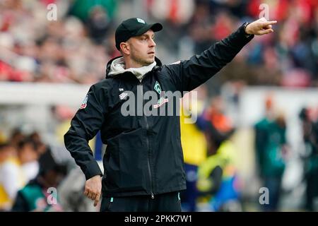 Magonza, Germania. 08th Apr, 2023. Calcio: Bundesliga, FSV Mainz 05 - Werder Bremen, Giornata 27, Mewa Arena. L'allenatore di Brema Ole Werner gesta. Credit: Uwe Anspach/dpa - NOTA IMPORTANTE: In conformità ai requisiti della DFL Deutsche Fußball Liga e del DFB Deutscher Fußball-Bund, è vietato utilizzare o utilizzare fotografie scattate nello stadio e/o della partita sotto forma di sequenze di immagini e/o serie di foto simili a video./dpa/Alamy Live News Foto Stock