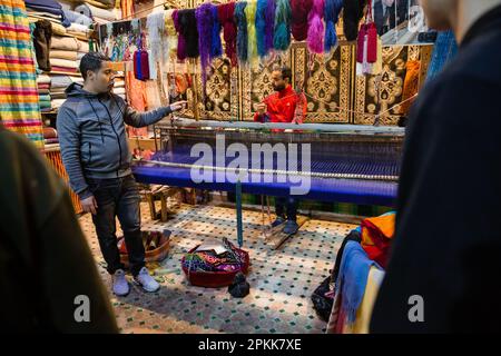 Uomini che lavorano in un souk tessitura a Fez Medina Foto Stock