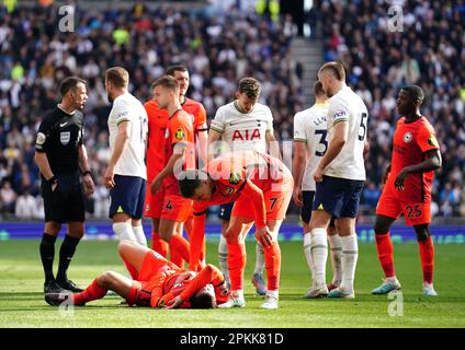 Pascal Gross di Brighton e Hove Albion reagisce a una sfida di Ivan Perisic di Tottenham Hotspur, dando luogo a un calcio di punizione durante la partita della Premier League allo stadio Tottenham Hotspur di Londra. Data immagine: Sabato 8 aprile 2023. Foto Stock