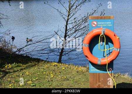 Si prega di non nuotare insegna, Cosmeston Lakes, Country Park, Penarth, Galles Foto Stock