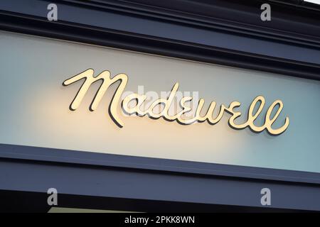 Norwalk, CT - 7 aprile 2023 : marchio di abbigliamento Madewell boutique storefront logo segno. Foto Stock