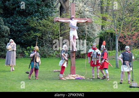 Edimburgo, Scozia, Regno Unito. 8th aprile 2023. Rivivere la storia di Pasqua, un tradizionale gioco di passione in costume, con la vita di Gesù, la morte e la Resurrezione, il tutto giocato nei West Princes Street Gardens sotto l'iconico sfondo del Castello di Edimburgo. Con i soldati della Guardia Antonina. Gesù crocifissione sulla croce. Credit: Craig Brown/Alamy Live News Foto Stock