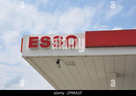Schalsee /Geramny/ 24 aprile 2022/ distributore di benzina esso o Petro nella città tedesca di Schalsee, sulla Germania, in Germania, in Germania, in Germania. .(Foto di Francis Dean/Dean Pictures) Foto Stock