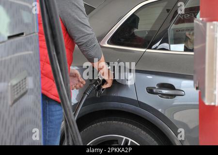 Schalsee /Geramny/ 24 aprile 2022/ distributore di benzina esso o Petro nella città tedesca di Schalsee, sulla Germania, in Germania, in Germania, in Germania. .(Foto di Francis Dean/Dean Pictures) Foto Stock