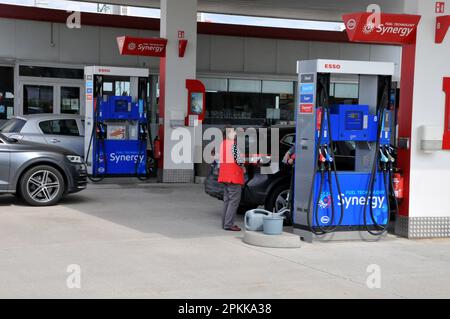 Schalsee /Geramny/ 24 aprile 2022/ distributore di benzina esso o Petro nella città tedesca di Schalsee, sulla Germania, in Germania, in Germania, in Germania. .(Foto di Francis Dean/Dean Pictures) Foto Stock