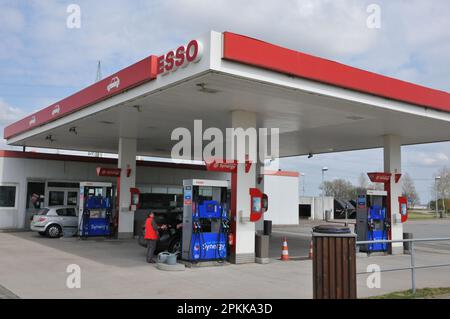 Schalsee /Geramny/ 24 aprile 2022/ distributore di benzina esso o Petro nella città tedesca di Schalsee, sulla Germania, in Germania, in Germania, in Germania. .(Foto di Francis Dean/Dean Pictures) Foto Stock