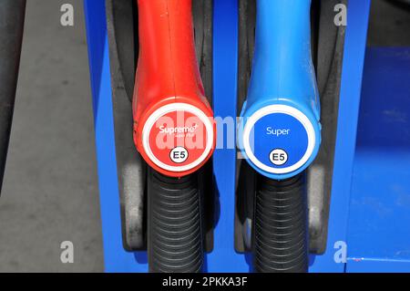 Schalsee /Geramny/ 24 aprile 2022/ distributore di benzina esso o Petro nella città tedesca di Schalsee, sulla Germania, in Germania, in Germania, in Germania. .(Foto di Francis Dean/Dean Pictures) Foto Stock