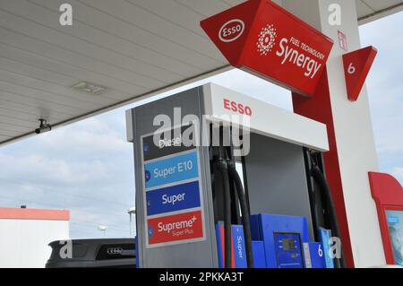 Schalsee /Geramny/ 24 aprile 2022/ distributore di benzina esso o Petro nella città tedesca di Schalsee, sulla Germania, in Germania, in Germania, in Germania. .(Foto di Francis Dean/Dean Pictures) Foto Stock