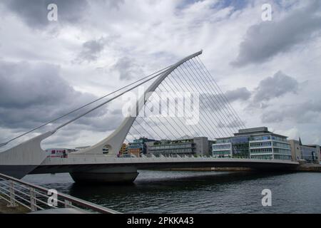 L'iconico Samuel Beckett Bridge a Dublino con cielo nuvoloso Foto Stock