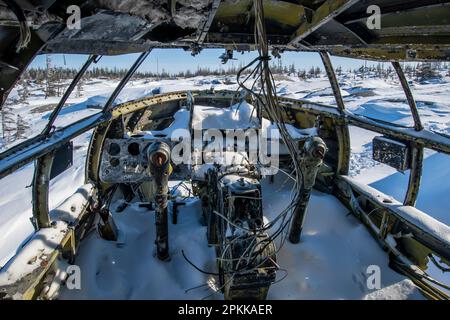 Cockpit di Miss Piggy Curtiss C-46 Commando ha schiantato aerei a Churchill, Manitoba, Canada Foto Stock