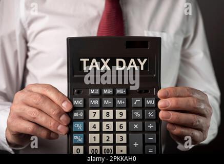 Giorno fiscale sulla calcolatrice, termine ultimo per il calcolo delle imposte negli Stati Uniti, 15 aprile. Foto Stock