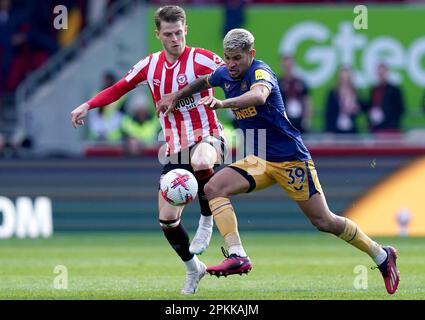 Bruno Guimaraes del Newcastle United batte con Mathias Jensen di Brentford durante la partita della Premier League al GTECH Community Stadium, Londra. Data immagine: Sabato 8 aprile 2023. Foto Stock