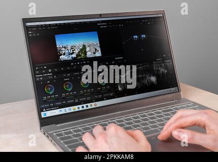 Lodz, Polonia Marzo 07 2023 editing video con interfaccia software Davinci sul computer portatile. Gradazione a colori delle riprese di viaggio per vlog. Foto Stock