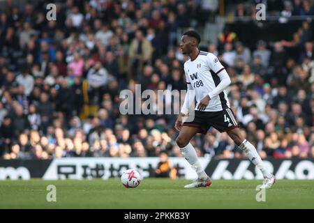 Londra, Regno Unito. 08th Apr, 2023. Tosin Adarabioyo di Fulham durante la partita della Premier League tra Fulham e West Ham United a Craven Cottage, Londra, Inghilterra il 8 aprile 2023. Foto di Pedro Soares. Solo per uso editoriale, licenza richiesta per uso commerciale. Non è utilizzabile nelle scommesse, nei giochi o nelle pubblicazioni di un singolo club/campionato/giocatore. Credit: UK Sports Pics Ltd/Alamy Live News Foto Stock