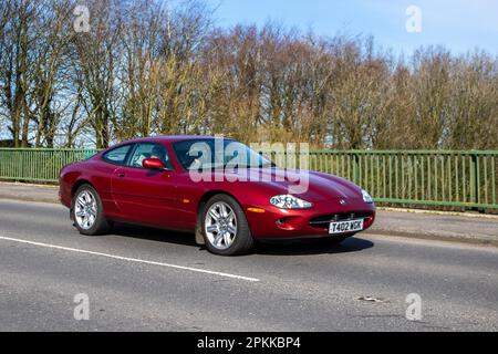 1999 90s anni '90 JAGUAR XK8 Coupe Auto; attraversando il ponte autostradale a Greater Manchester, Regno Unito Foto Stock