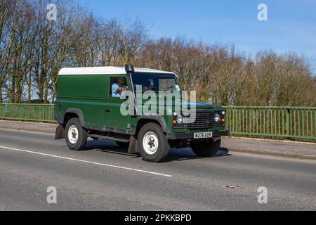 2000 Green Land Rover 110 Defender TDI; attraversando il ponte autostradale a Greater Manchester, Regno Unito Foto Stock