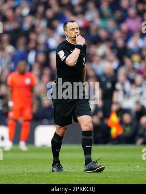 Arbitro Stuart Attwell durante la partita della Premier League al Tottenham Hotspur Stadium, Londra. Data immagine: Sabato 8 aprile 2023. Foto Stock