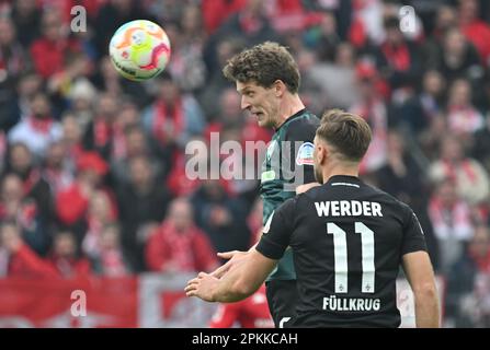 Magonza, Germania. 08th Apr, 2023. Calcio: Bundesliga, FSV Mainz 05 - Werder Bremen, Giornata 27, Mewa Arena, la Jens Stage di Brema segna per arrivare a 1:1. Credit: Torsten Silz/dpa - NOTA IMPORTANTE: In conformità ai requisiti della DFL Deutsche Fußball Liga e del DFB Deutscher Fußball-Bund, è vietato utilizzare o utilizzare fotografie scattate nello stadio e/o della partita sotto forma di sequenze di immagini e/o serie di foto simili a video./dpa/Alamy Live News Foto Stock