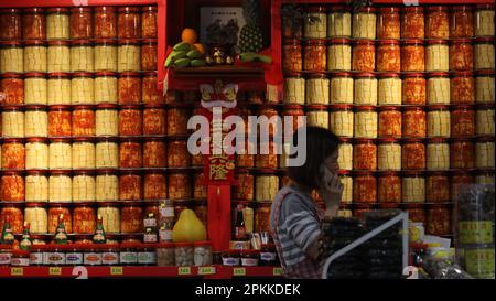 Un negozio di conserve che vende cagliata di fagioli fermentati, a Causeway Bay. 01APR23 SCMP/ Xiaomei Chen Foto Stock