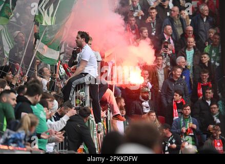 Magonza, Germania. 08th Apr, 2023. Calcio: Bundesliga, FSV Mainz 05 - Werder Bremen, Giornata 27, Mewa Arena, i tifosi di Brema si accendono. Credit: Torsten Silz/dpa - NOTA IMPORTANTE: In conformità ai requisiti della DFL Deutsche Fußball Liga e del DFB Deutscher Fußball-Bund, è vietato utilizzare o utilizzare fotografie scattate nello stadio e/o della partita sotto forma di sequenze di immagini e/o serie di foto simili a video./dpa/Alamy Live News Foto Stock