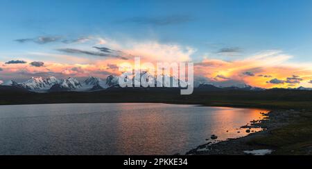 Tramonto sul Dream Lake e sul ghiacciaio Kizil-Asker, Kakshaal anche nella catena montuosa Tian Shan vicino al confine cinese, la regione di Naryn, Kirghizistan Foto Stock