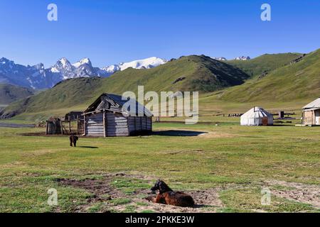 Solitario rifugio in legno vicino al lago alpino Kol-Suu (Kel-Suu), valle Kurumduk, provincia di Naryn, Kirghizistan, Asia centrale, Asia Foto Stock