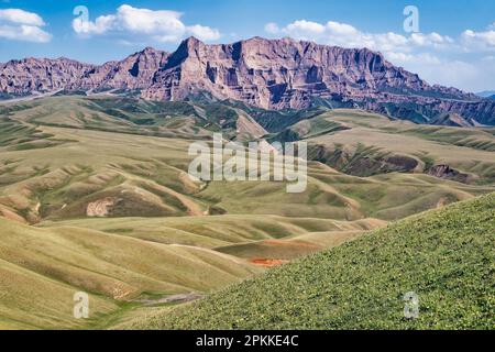 Paesaggio lungo la catena montuosa di AT-Bashy, la regione di Naryn, il Kirghizistan, l'Asia centrale, l'Asia Foto Stock