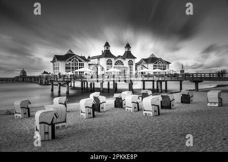 Molo e sedie a sdraio sulla spiaggia di Sellin, Isola di Ruegen, Mar Baltico, Meclemburgo-Pomerania occidentale, Germania, Europa Foto Stock