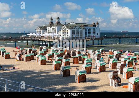Molo e sedie a sdraio sulla spiaggia di Sellin, Isola di Ruegen, Mar Baltico, Meclemburgo-Pomerania occidentale, Germania, Europa Foto Stock