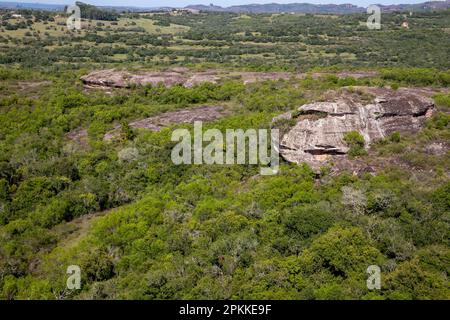 Formazioni geologiche e foreste, Cacapava do sul, Rio Grande do sul, Brasile Foto Stock