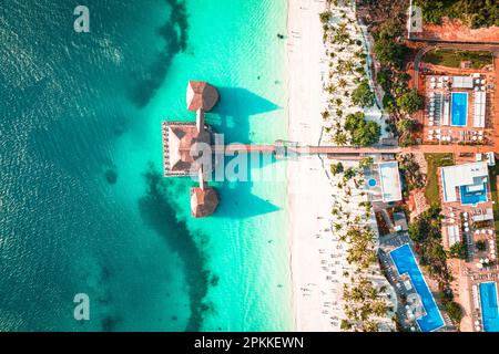 Resort di lusso sulla spiaggia di corallo bianco nelle acque turchesi limpide, vista dall'alto, Kendwa, Zanzibar, Tanzania, Africa orientale, Africa Foto Stock