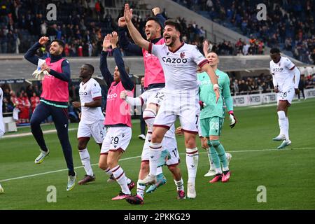 Bergamo, Italia. 08th Apr, 2023. Riccardo Orsolini (Bologna FC) festeggia con il suo compagno di squadra sotto i tifosi bolognesi durante Atalanta BC vs Bologna FC, serie di calcio italiana Una partita a Bergamo, Italia, aprile 08 2023 Credit: Independent Photo Agency/Alamy Live News Foto Stock